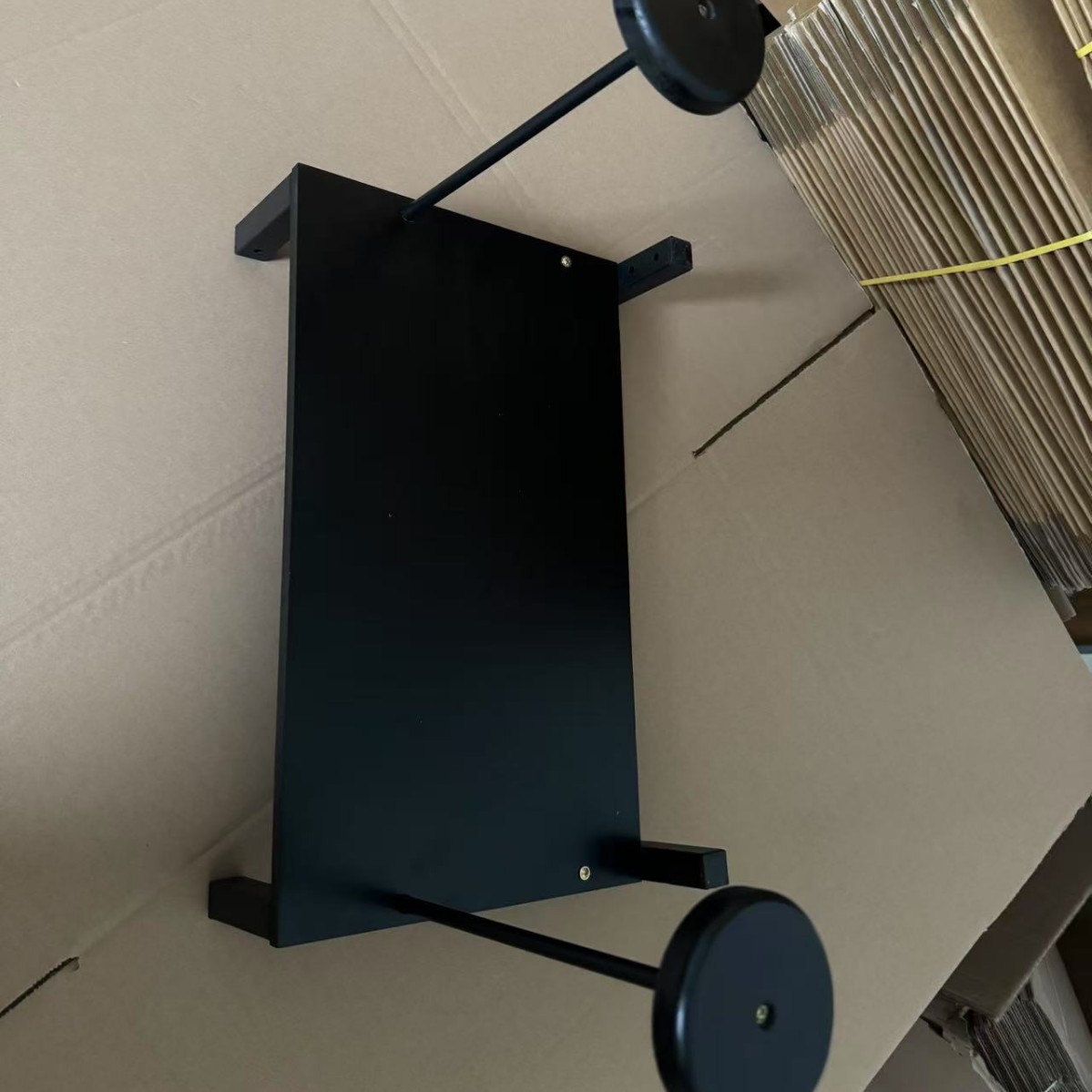 Motorcycle Gear Display Rack - 素朴なバイク用品の家の装飾、木製オートバイヘルメットラック、棚付き壁掛けディスプレイスタンド（ヘルメット2個用）